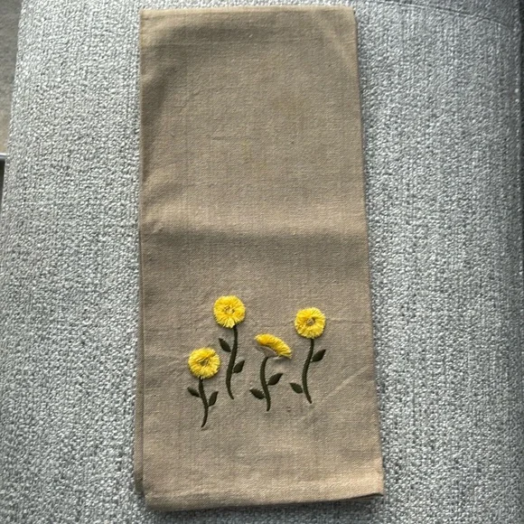 Brand New Tea / Hand Towel with Daisies - BNWT - Picture 1 of 6